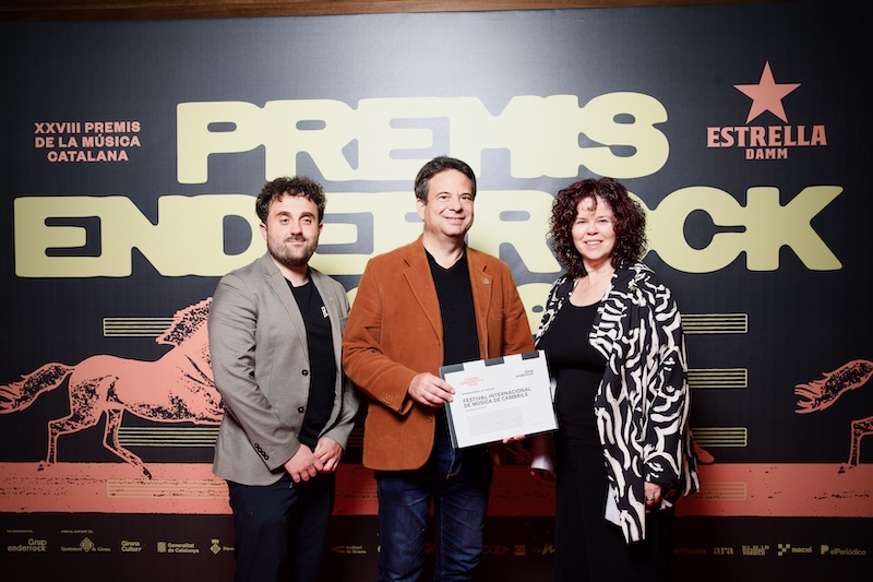 L'alcalde, amb el regidor de Cultura i la tècnica de Cultura van recollir el Premi Enderrock