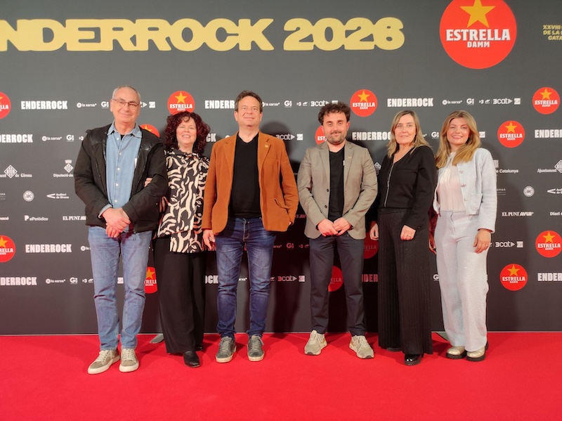 Xavi Fortuny, codirector del FIMC (esquerra) amb les autoritats de Cambrils als Premis Enderrock